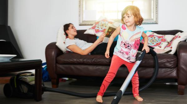 Parenting „invers”. O nouă tendință atrage tot mai multă atenție părinților în mediul online. Ce spun specialiștii