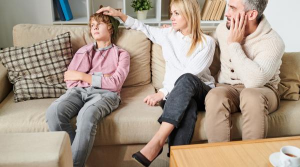 Nu-și mai sună părinții, nu mai vin acasă: Ce îi determină pe copii să rupă legătura cu mama și cu tata după ce devin adulți? Experții explică motivele