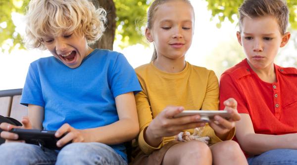 Verificarea vârstei pe rețelele sociale: propunerea Franței pentru întreaga Europă