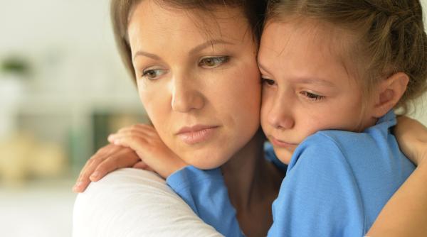 De ce un copil se poartă exemplar când își vede mama tristă, fără să i se ceară nimic. Psihologii explică mecanismele care apar încă din primii ani