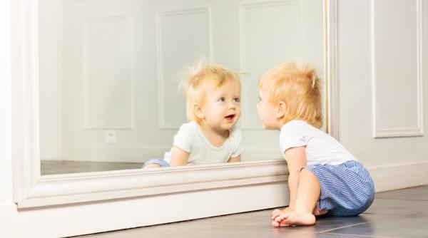 Importanța oglinzii în pedagogia Montessori: cum sprijină dezvoltarea bebelușului