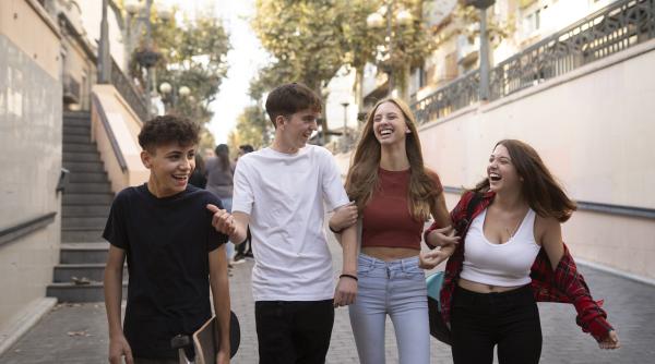 Tot mai mulți tineri români nu vor nici la școală, nici la muncă. Ce se întâmplă cu noua generație