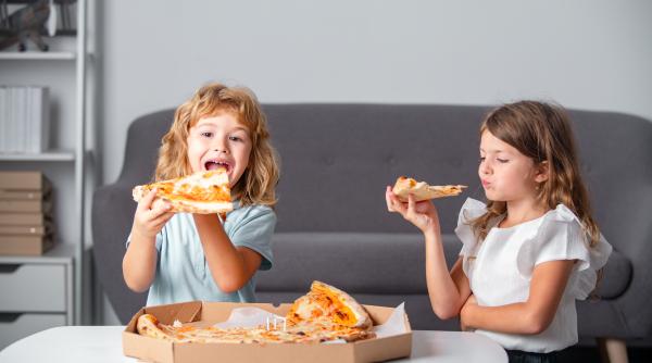 Cinci minute de reclamă la junk food sunt suficiente ca cei mici să mănânce mai mult