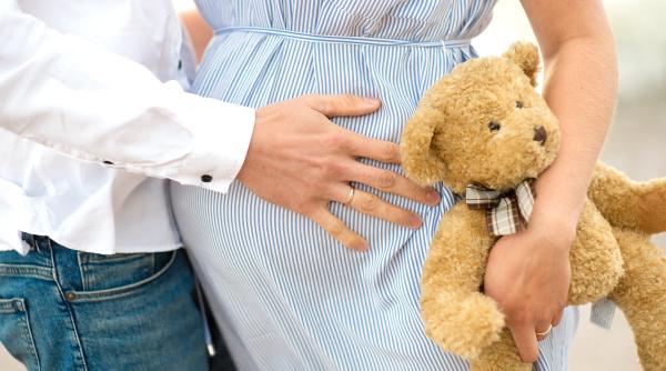 Sarcina: Cum poți „ghici” dacă vei avea un băiețel? Semnele vechi din popor care spun ce indică poftele, mișcările pendulului sau „calculul magic”