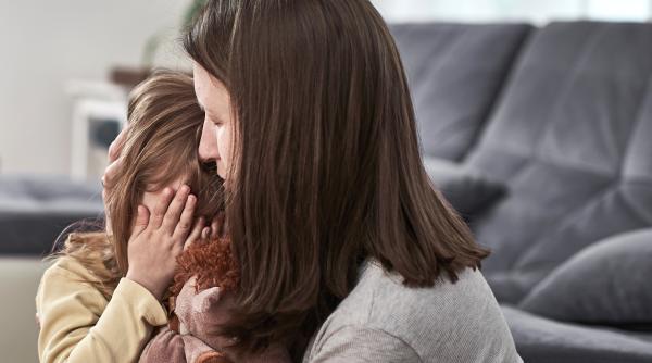 Trei afirmații pline de iubire prin care să le cerem iertare copiilor atunci când greșim. Experți: „NU orice «îmi pare rău» are efect!”