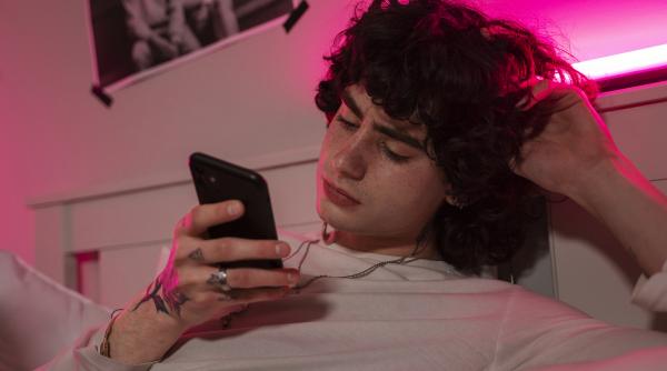 Vamping: obiceiul periculos care îi ține treji pe adolescenți