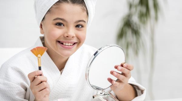 Trend periculos pe TikTok: copii folosesc produse cosmetice pentru adulți