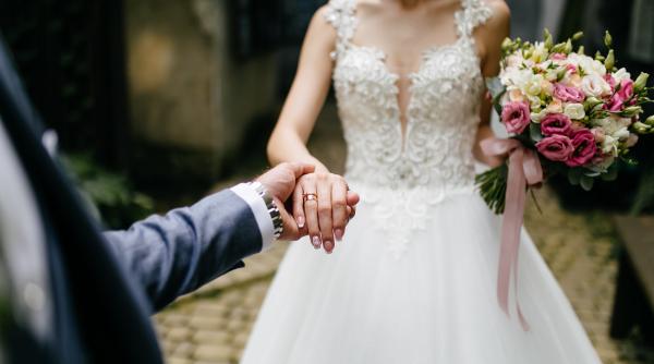 „Vrem o Românie de calitate!” – Un cuplu de miri votează în ziua nunții