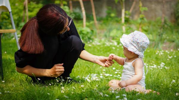 Cele patru etape ale dezvoltării limbajului în funcție de vârstă: Când și cum învață copiii să vorbească