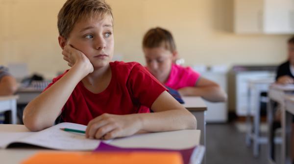 Semnele subtile că al tău copil este mai avansat decât colegii de clasă, potrivit experților în educație: „NU toți elevii care se plictisesc la școală sunt leneși!”