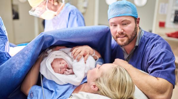 „Coaseți bine, vreau să fie ca înainte!” Cele mai nepotrivite lucruri pe care bărbații le spun în sala de nașteri, dezvăluite de o moașă pe TikTok