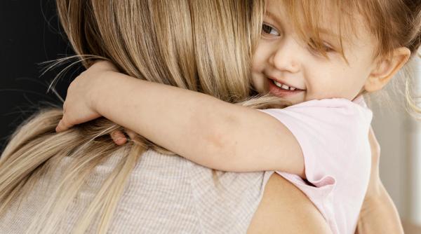 Răzvan Vasile: „Când copilul tău îți vorbește, nu doar că trebuie să îl auzi, ci trebuie să faci ASTA. Ascultarea fără judecată este actul suprem de iubire”