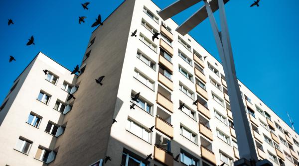 O fostă jurnalistă TV a căzut de la etaj, alături de fetița ei, în vârstă de 7 ani, în București. Ancheta ia în calcul două scenarii cutremurătoare