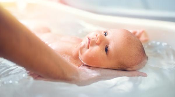 Baia bebelușului: cum alegi temperatura perfectă a apei