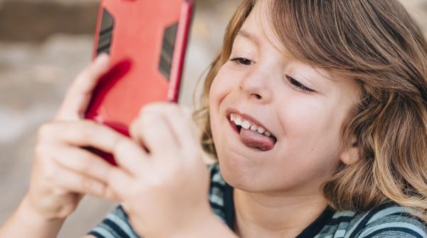 Copiii și rețelele sociale: ce riscuri ascund ecranele la vârste fragede