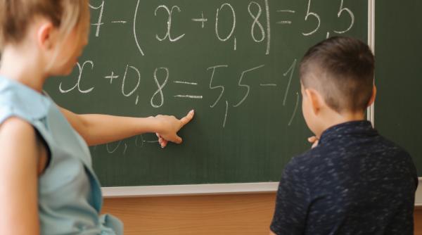 Studiu: Această atitudine a părinților îi poate face pe copii slabi la matematică