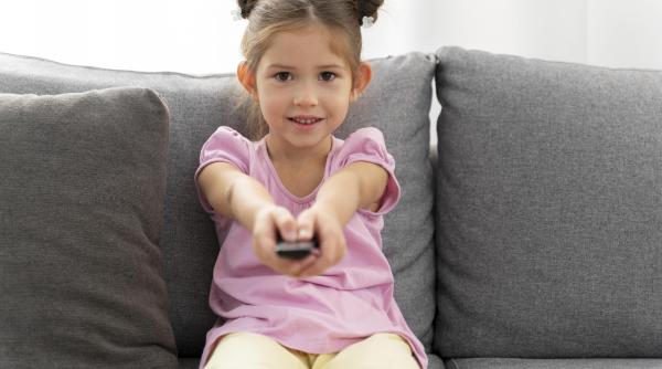 ACEASTA este vârsta la care copiii se pot uita la știri