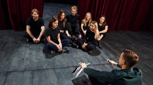 Examenele de Evaluare Națională și Bacalaureat bat la ușă. Tot mai mulți elevi aleg teatrul educativ în locul învățatului clasic: „Se conectează cu operele și le pot înțelege mult mai ușor!”