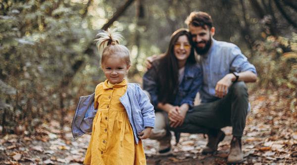 Acest reflex parental aparent inofensiv poate submina încrederea copilului tău: Ce spun psihologii și cum îl poți evita fără să-i rănești emoțional