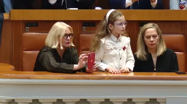 Cum a trăit o fetiță de 9 ani ziua în care tatăl ei a devenit președintele României: Nicușor Dan a depus jurământul, iar Aheea l-a urmărit emoționată din sală