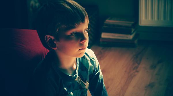 Atitudinile care le pot face rău copiilor, potrivit experților: „Transmit mesajul «nu ești suficient», chiar dacă părinții cred că le vor binele”