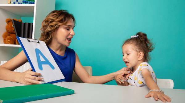 România se confruntă cu un fenomen alarmant: Sute de mii de copii au tulburări de vorbire! De două ori mai mult decât Suedia și de cinci ori mai mult decât Germania