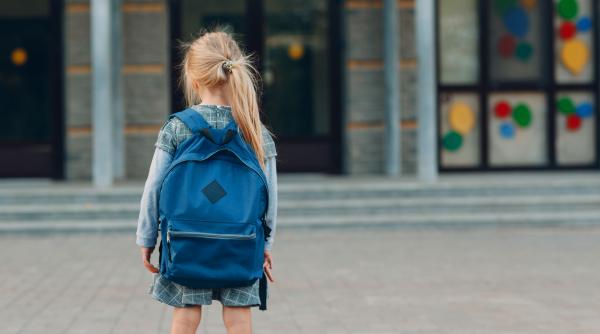 Ministrul Daniel David: „Fetița mea e clasa a III-a. Eu știu foarte bine ce greu este un ghiozdan. Uneori o mai duc și eu la școală”. Apelul către părinți, profesori și școli