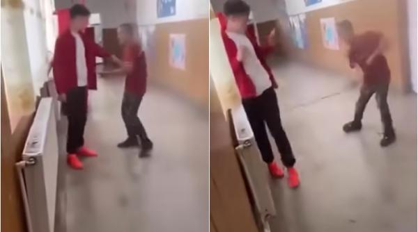 Un elev, lovit cu un băț de un coleg, pe holul unei școli din Galați. Imaginile au circulat rapid pe internet, iar poliția s-a autosesizat / VIDEO