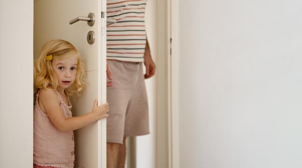 La ce vârstă ar trebui să începi să bați la ușa dormitorului copilului tău? Răspunsul experților