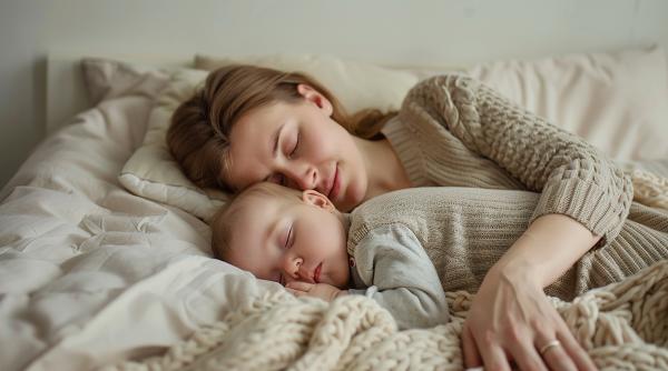 Studiu: Somnul mamelor este profund fragmentat în primele luni de viață ale bebelușului