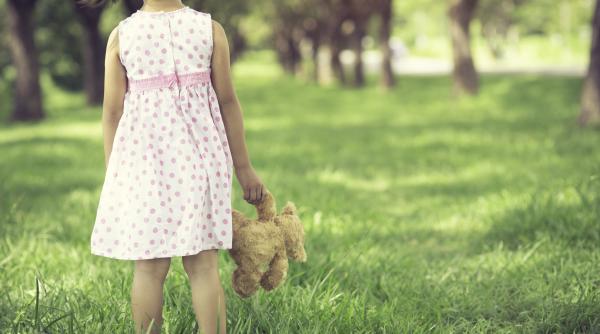 „Pentru un copil mic, moartea mamei este sfârșitul lumii”. Ce se întâmplă în mintea unui copil de 3 ani care vede cu ochii ei cum îi smulge cineva mama din viață cu patru gloanțe? Psihologii explică