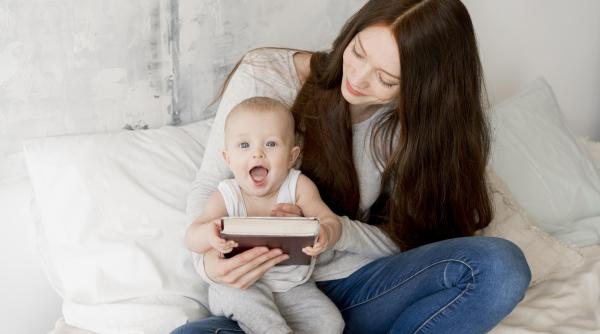 Studiu: cântatul zilnic îmbunătățește starea de spirit a bebelușilor