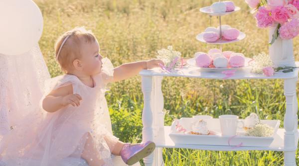 Câți bani mai dăm la un botez în 2025, conform unui sondaj informal făcut în mai multe grupuri online de părinți: Sumele cel mai frecvent oferite, ca să nu „dea prost”