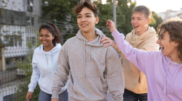 Relațiile „de un click”: cum s-au transformat prieteniile adolescenților