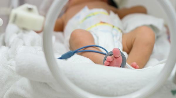 Bebeluș salvat de primul medicament de editare a genelor destinat unui singur pacient