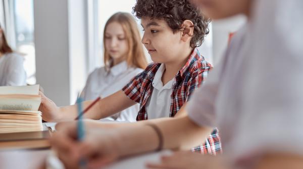 Director liceu: „Părinții ar trebui să aibă mai multe responsabilități în educația copiilor, inclusiv contribuind la achiziționarea unor manuale școlare”