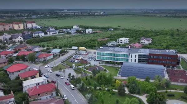 E posibil și la noi! Școala din România, construită „ca afară”, care a convins sute de părinți să mute copiii din privat. De la islaz la săli de clasă moderne, laboratoare și panouri fotovoltaice