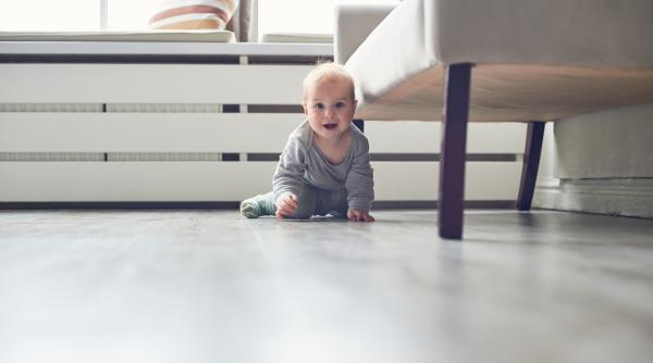 Părinți, fiți atenți: Un simplu obicei de acasă favorizează răspândirea bacteriilor periculoase. De ce tot mai mulți experți recomandă să NU îl mai faceți