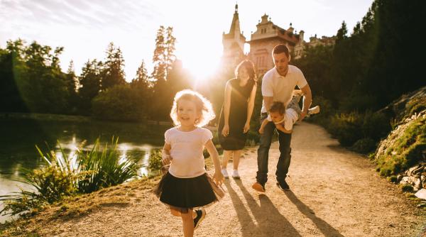 Acest stil de parenting îi face pe copii mai fericiți, potrivit unui terapeut: „Acești părinți nu sunt perfecți, nu sunt nici altruiști în exces, nici autoritari. Și totuși, reușesc”