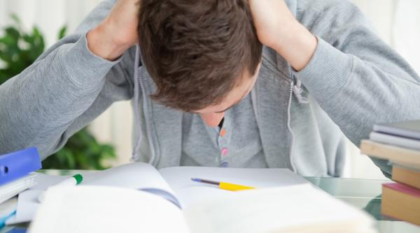 „Cred că m-a turnat cineva!” Elev, prins cu ochelari smart la proba a doua a Bacalaureatului. După ce a fost scos din sală, a răbufnit pe internet: „Sper să picați toți!”