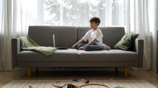 „Copil de living” vs. „copil de dormitor”. Unde preferă să stea acasă?