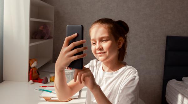 România introduce „majoratul digital”. Rețelele sociale, interzise copiilor sub 16 ani fără acordul părinților