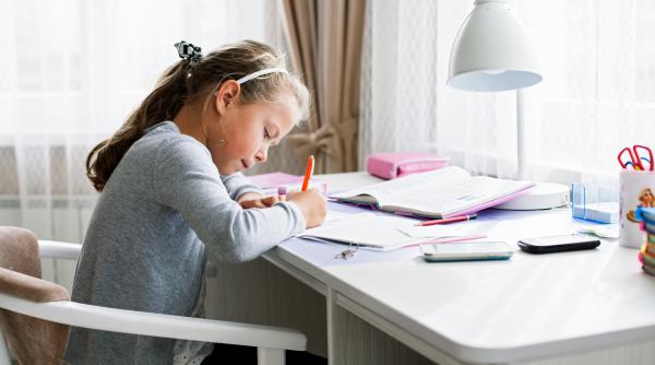 „Culegerea de vacanță, doar de la editura X!” Părinții români vorbesc deschis despre o veche schemă care funcționează și azi: „Povestea nu se va termina în vecii vecilor!”