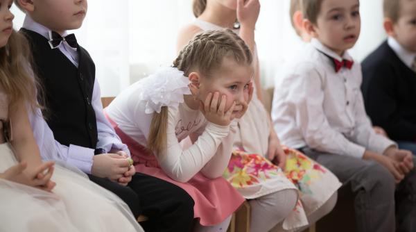 Textul viral care a emoționat mii de părinți: „Nu trebuie să ne iubim copiii «mai mult» pentru că au luat premiu la sfârșitul anului școlar! NU uita de acela «ultimul din spate»”