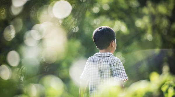 Victorie legală pentru un fiu păcălit de părinți să se mute în Africa. Băiatul a declarat că se simte de parcă ar „trăi în iad”