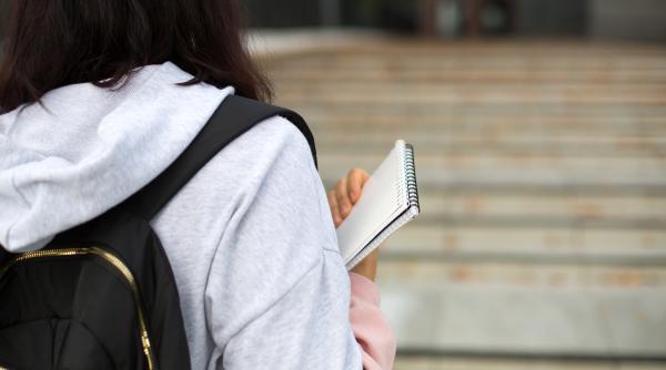 Afacere cu „tehnologie de copiat la BAC”: Doi elevi au dat mii de euro unui bărbat care le vindea aparatură pentru fraudarea examenului. Procurorii au intervenit în forță