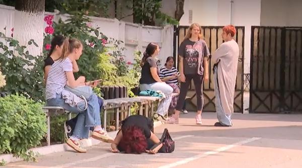 „S-a pus în genunchi și a sărutat pământul”: Gestul copleșitor al unei tinere imediat ce a ieșit din examenul de Bacalaureat. Imaginea care spune totul despre presiunea trăită de elevi