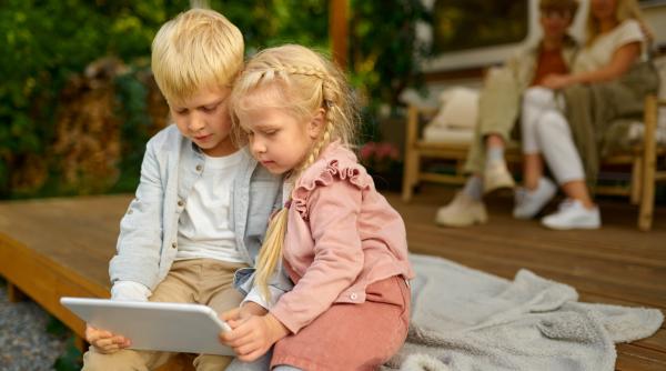 Ecranele și copiii: Un studiu uriaș stabilește pentru prima dată numărul de ore care NU trebuie depășit. Ce efecte periculoase apar când e „prea mult”