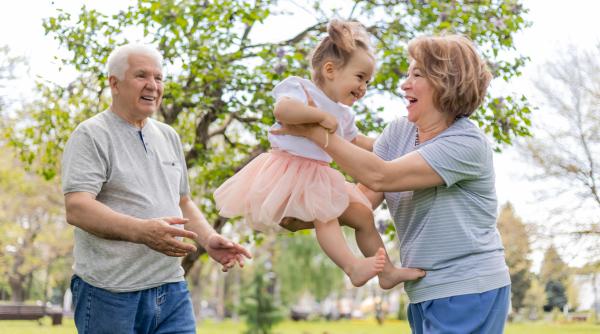 Șapte lucruri pe care le fac bunicii care au o relație apropiată și puternică cu nepoții lor