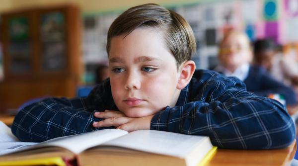 „Acasă punea o mie de întrebări, dar la școală tăcea”. Povestea unui copil supradotat care nu-și găsea locul: „Știa că tigrul nu răcnește, ci șuieră”
